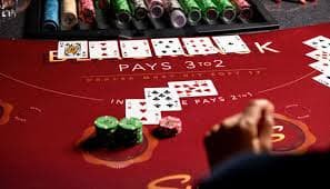 Dealer profesional tus4d menjelaskan aturan permainan kepada pemain